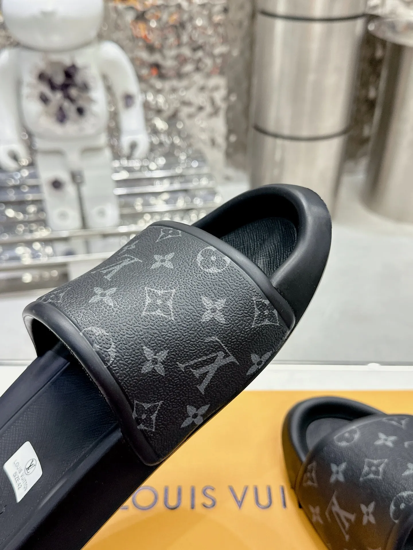 [L Home] P: 300💰 ▪️Shoe size: Women's 35-40 Men's 38-46▪️Packaging: Counter top quality~original packaging 𝟐𝟎𝟐3 New embossed slippers at Louis Vuitton counters, lv monogram embossed slippers, Waterfront sandals are back, the upper buckle is embossed with lv's iconic Monogram pattern. Made of waterproof rubber with a comfortable and resilient insole. The lightweight, flexible outsole is embossed with the Louis Vuitton logo. ▪️Fabric: Original molded rubber foam surface ▪️Technology: embossed logo ▪️Sole: Original molded rubber foam outsole ▪️Sole thickness: 3CM.